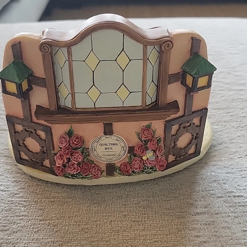 GOEBEL 1999 Hummelscapes quilting bee stand. 1047-D Great condition.